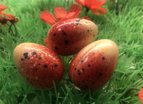 Airbrushed eitje met aardbeien-ganache