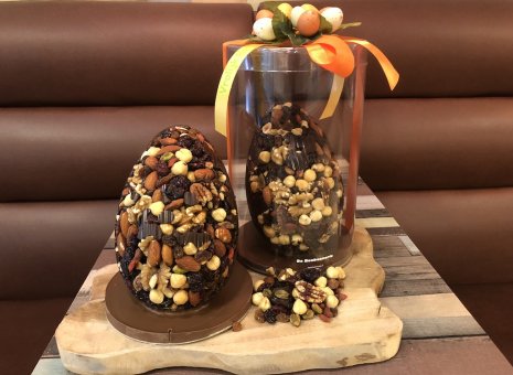 Chocolade paasei met noten.