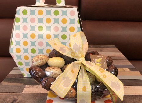 Chocolade paasei met eitjes