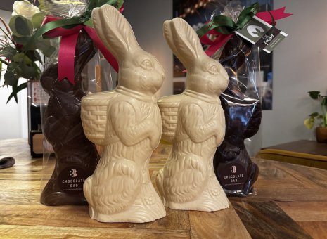 Chocolade paashaas met korf