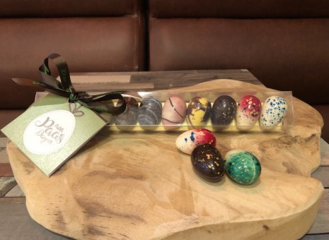 Paas geschenk in transparante koker.