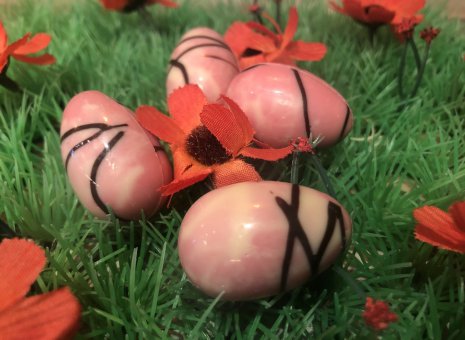 Roze chocolade paaseitjes praliné
